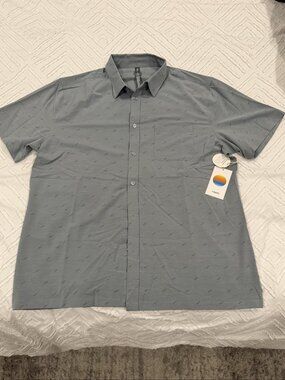 Vuori Bridge Short Sleeve Button Down Shirt Men's XL Light Cloud Daggers NWT
